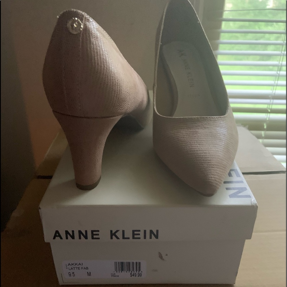 BRAND NEW ANNE KLEIN BEIGE/TAN HEELS - Picture 2 of 8